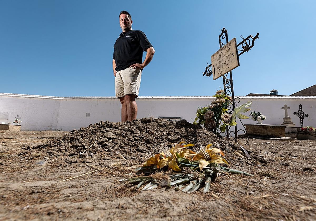 Fermín Criado, junto a un sepulcro.