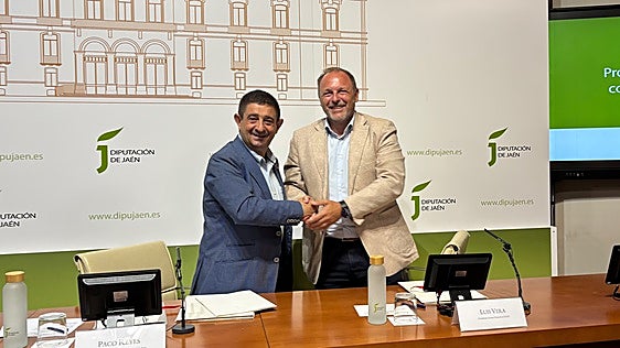 Paco Reyes y Luis Vera tras la firma del convenio.