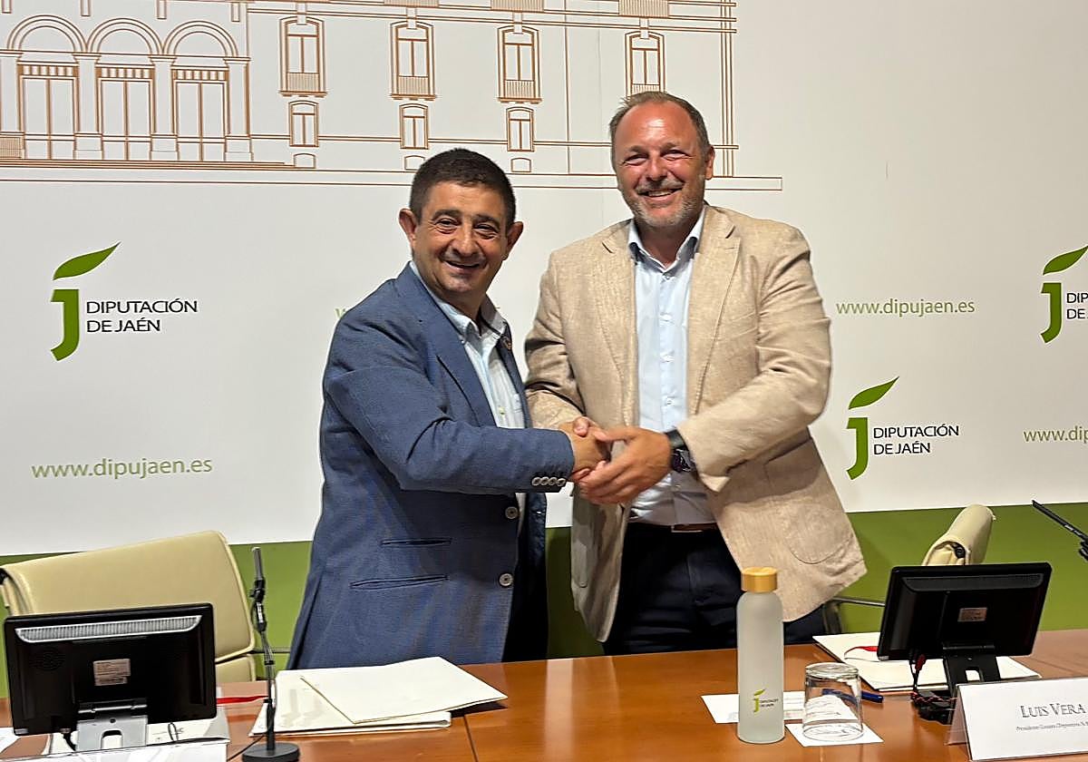 Paco Reyes y Luis Vera tras la firma del convenio.