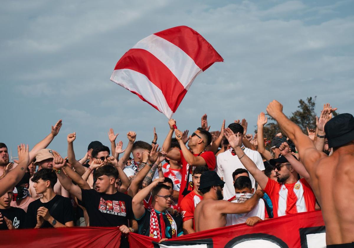 Aficionados del Almería durante uno de los recibimientos del autobús del equipo