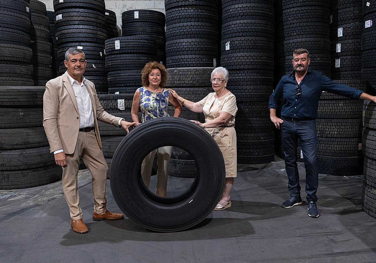 La familia, en uno de los talleres Buitrago.