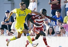 Baïlla Diallo intenta dejar atrás a un futbolista del Cádiz por banda izquierda.