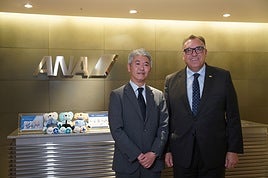 El consejero de Turismo y Andalucía Exterior, Arturo Bernal, y el vicepresidente mundial de operaciones de All Nippon Airways (ANA), Naohiro Terakawa.