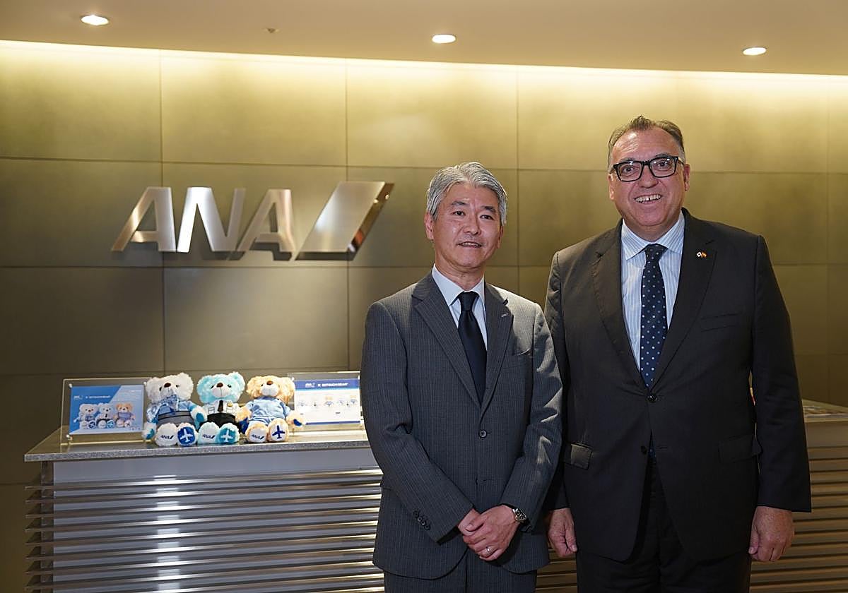 El consejero de Turismo y Andalucía Exterior, Arturo Bernal, y el vicepresidente mundial de operaciones de All Nippon Airways (ANA), Naohiro Terakawa.