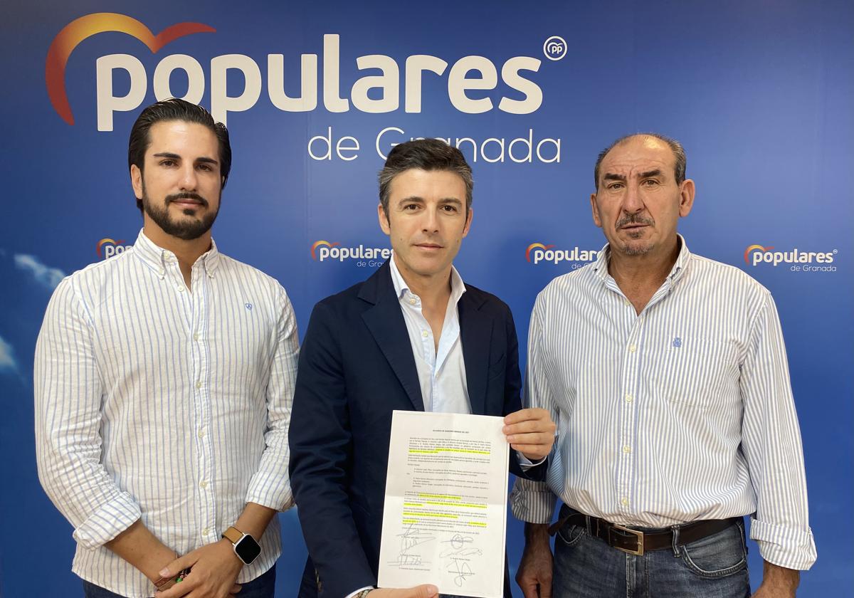 El secretario general del PP de Granada, Jorge Saavedra, junto a Antonio Luján y Antonio Arrabal, concejales 'populares' en Arenas del Rey.