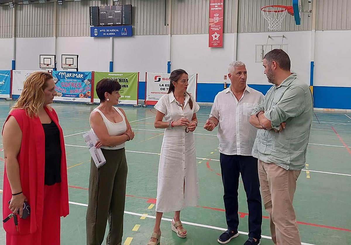 La Junta invierte 396.000 euros en la mejora de la piscina y el pabellón de Huércal de Almería