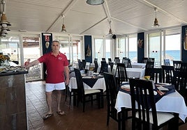 Juan Carlos en su establecimiento con las mesas vacías.