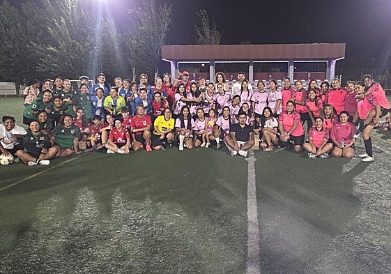 Foto de familia entre los equipos participantes en el VIII torneo de fútbol-7 femenino de El Ventorrillo.