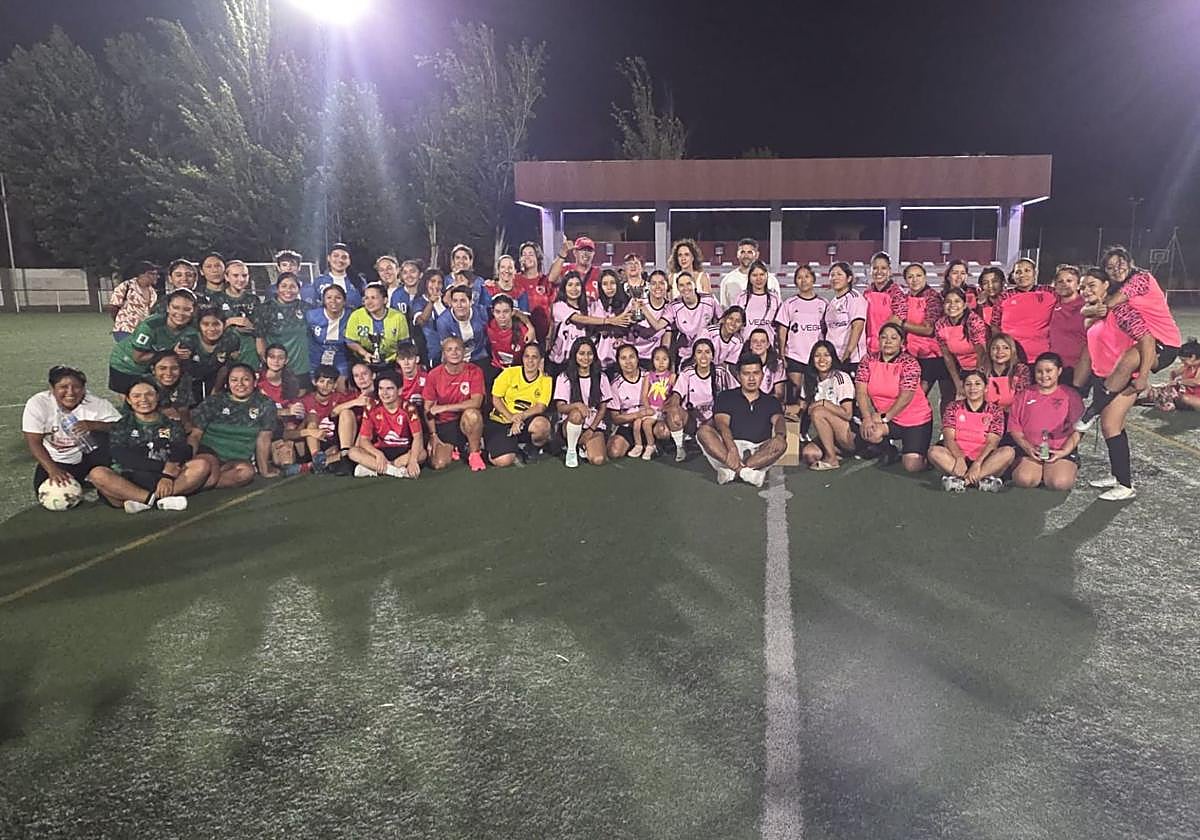 Foto de familia entre los equipos participantes en el VIII torneo de fútbol-7 femenino de El Ventorrillo.
