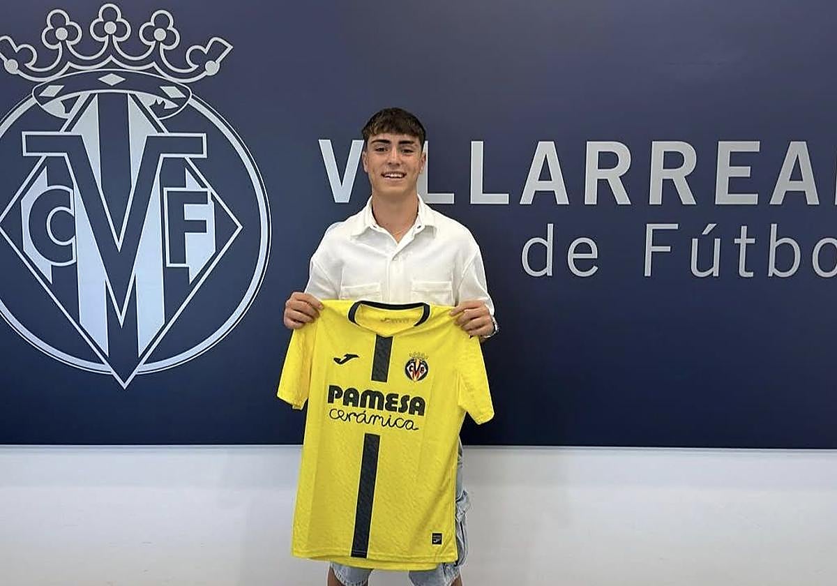 Mario Barella celebra su fichaje por el Villarreal.