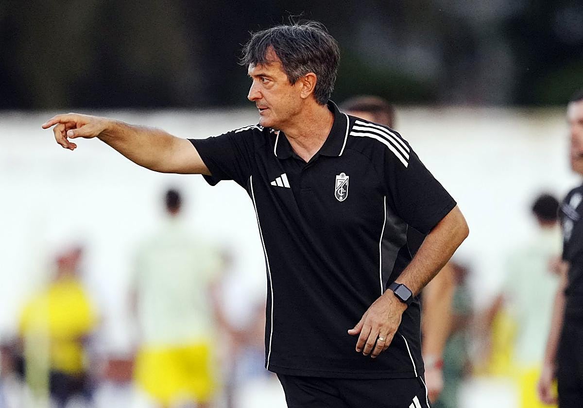 Pacheta da indicaciones a sus futbolistas.