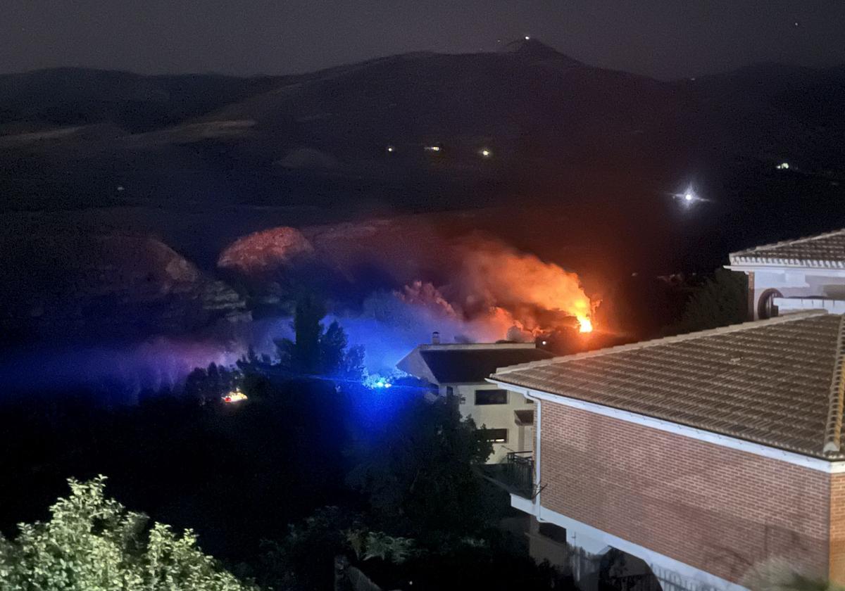 Incendio en Dílar durante la noche del pasado domingo.