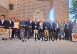 Autoridades frente al Banco de España de Jaén, que acoge el proyecto Misión.
