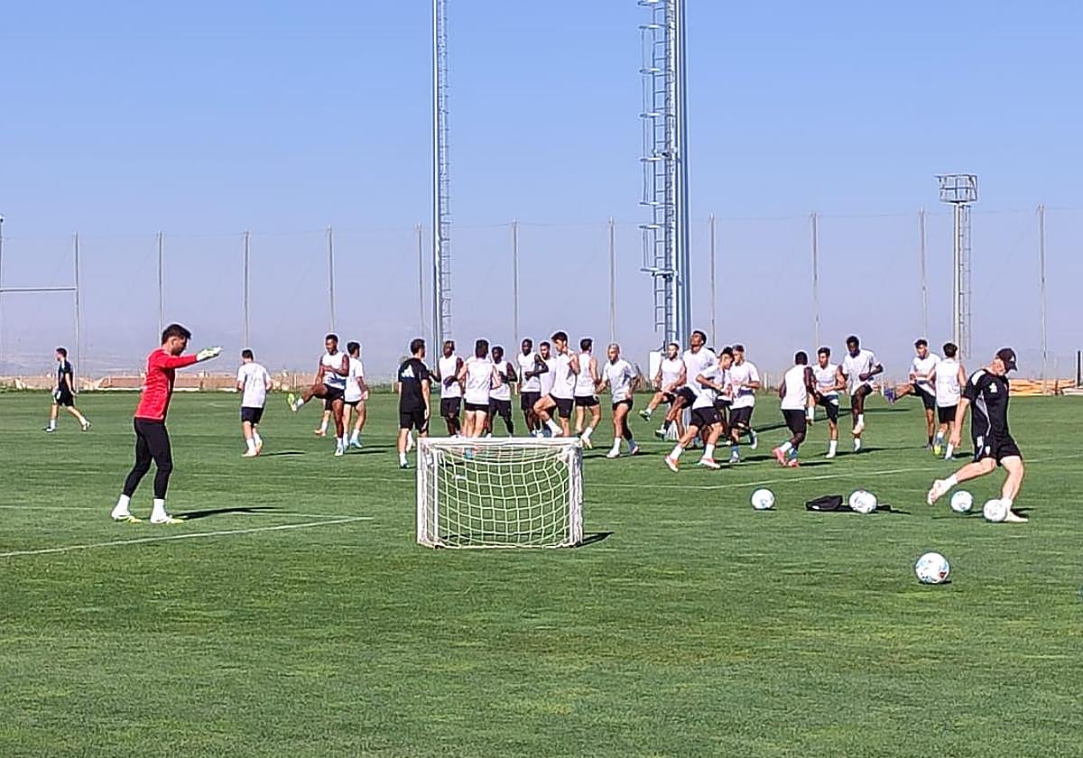La plantilla nazarí se ejercita en la Ciudad Deportiva antes de emprender el viaje a San Pedro del Pinatar.