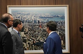 El presidente de la Junta, Juanma Moreno, ha mantenido un encuentro este martes en Tokio con el presidente de la Fundación Japón, Shinya Kurosawa.