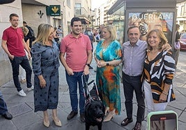 La alcaldesa de Granada, Marifrán Carazo, posa junto a representantes de la ONCE y de Alsa.