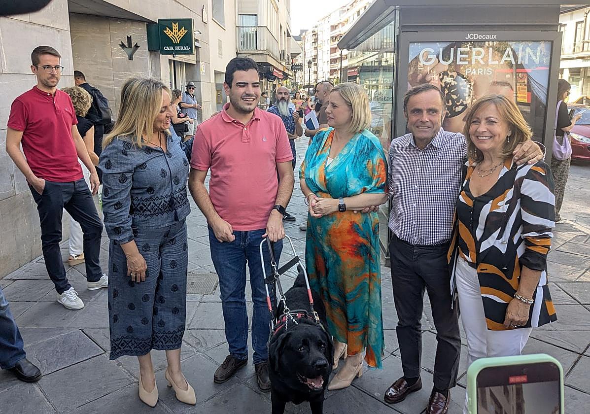 La alcaldesa de Granada, Marifrán Carazo, posa junto a representantes de la ONCE y de Alsa.