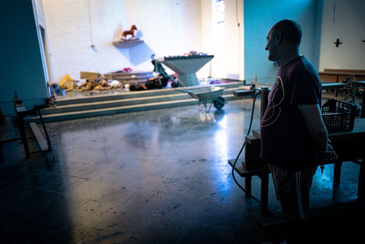 Dentro de la iglesia de Granada okupada por Bernardo