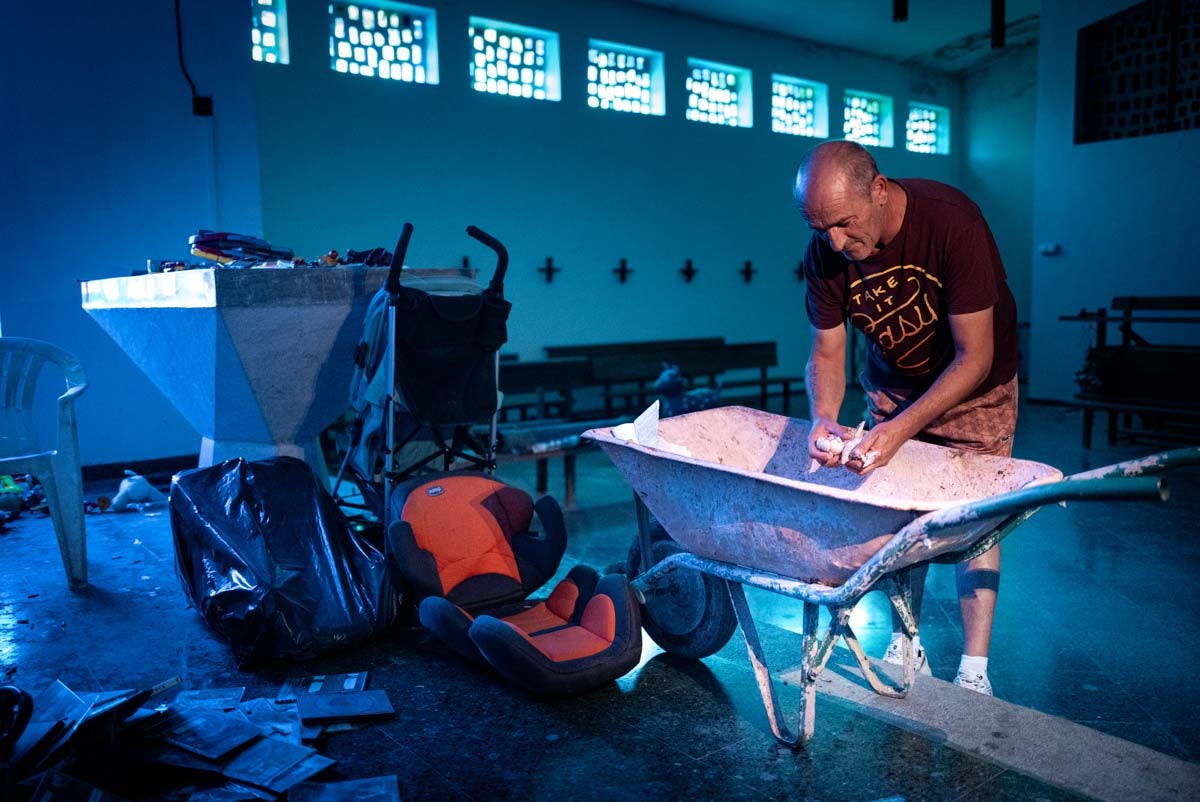 Dentro de la iglesia de Granada okupada por Bernardo
