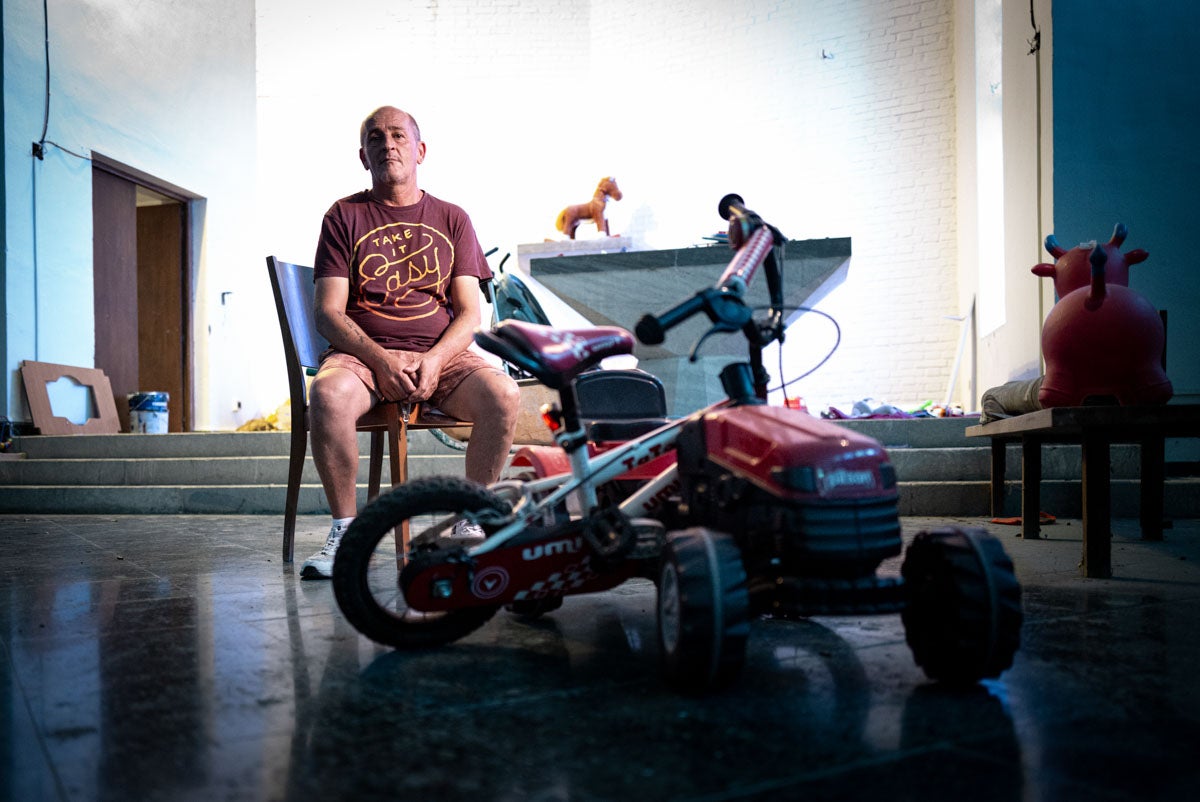 Dentro de la iglesia de Granada okupada por Bernardo