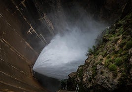 Imagen de archivo de un desembalse de agua en el pantano de Quéntar.