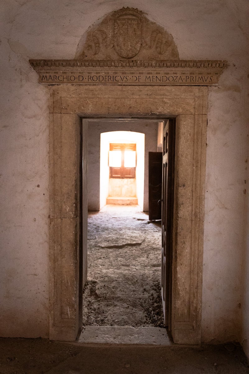Las imágenes del interior del Castillo de la Calahorra y el acto de adquisición