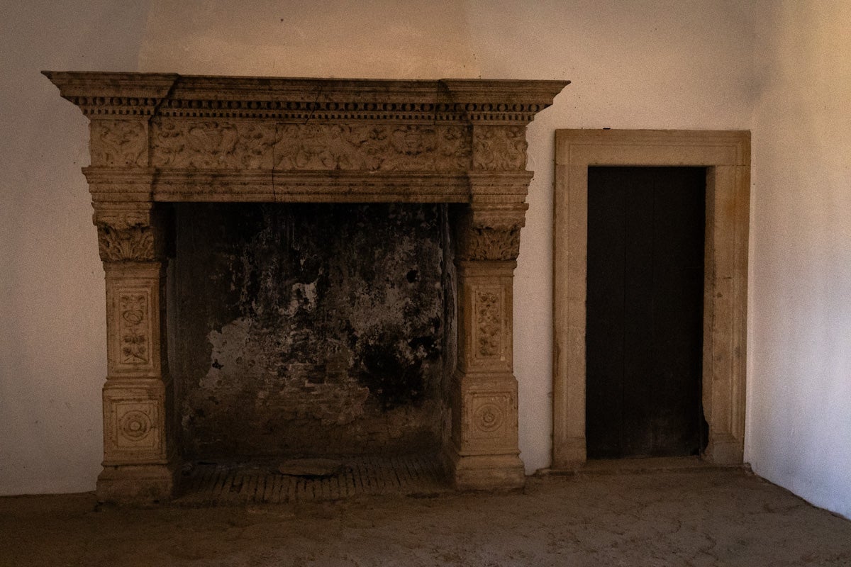 Las imágenes del interior del Castillo de la Calahorra y el acto de adquisición