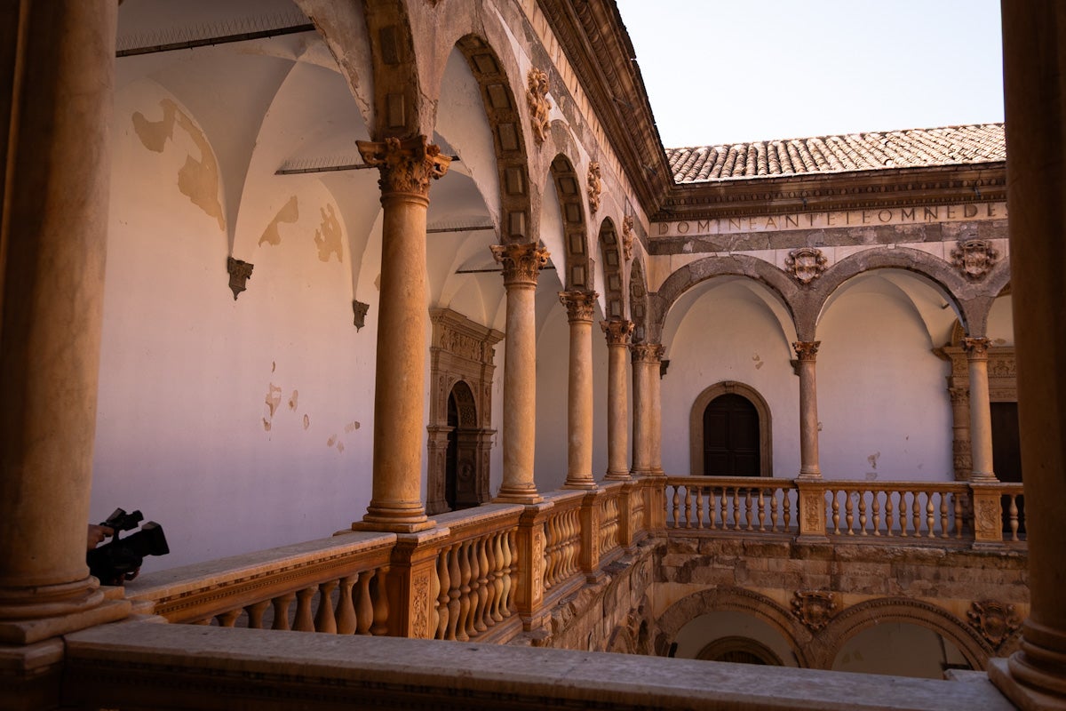 Las imágenes del interior del Castillo de la Calahorra y el acto de adquisición