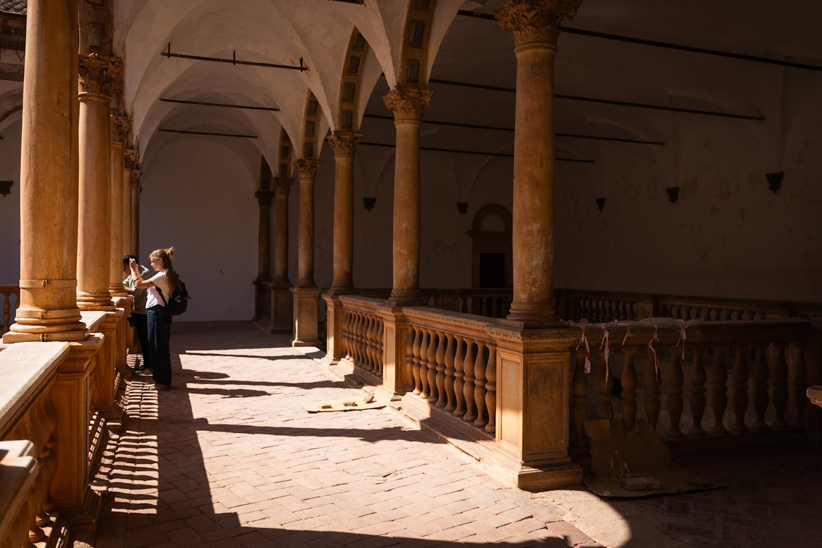 Las imágenes del interior del Castillo de la Calahorra y el acto de adquisición