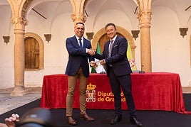 El presidente de la Diputación Francis Rodríguez y el alcalde La Calahorra, Alejandro Ramírez.