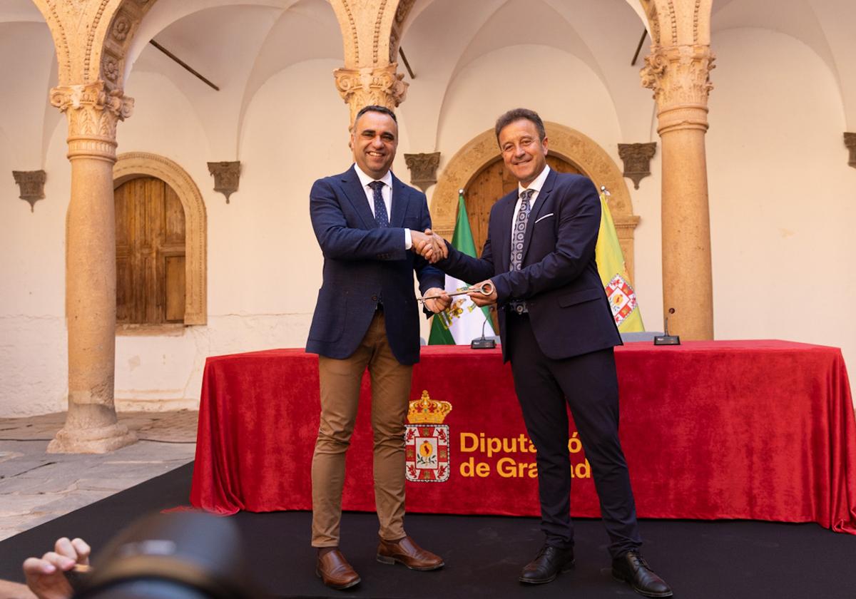 El presidente de la Diputación Francis Rodríguez y el alcalde La Calahorra, Alejandro Ramírez.