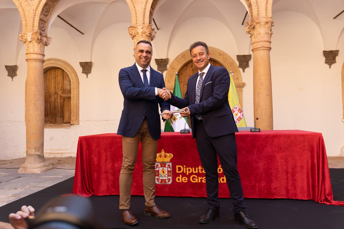 Las imágenes del interior del Castillo de la Calahorra y el acto de adquisición