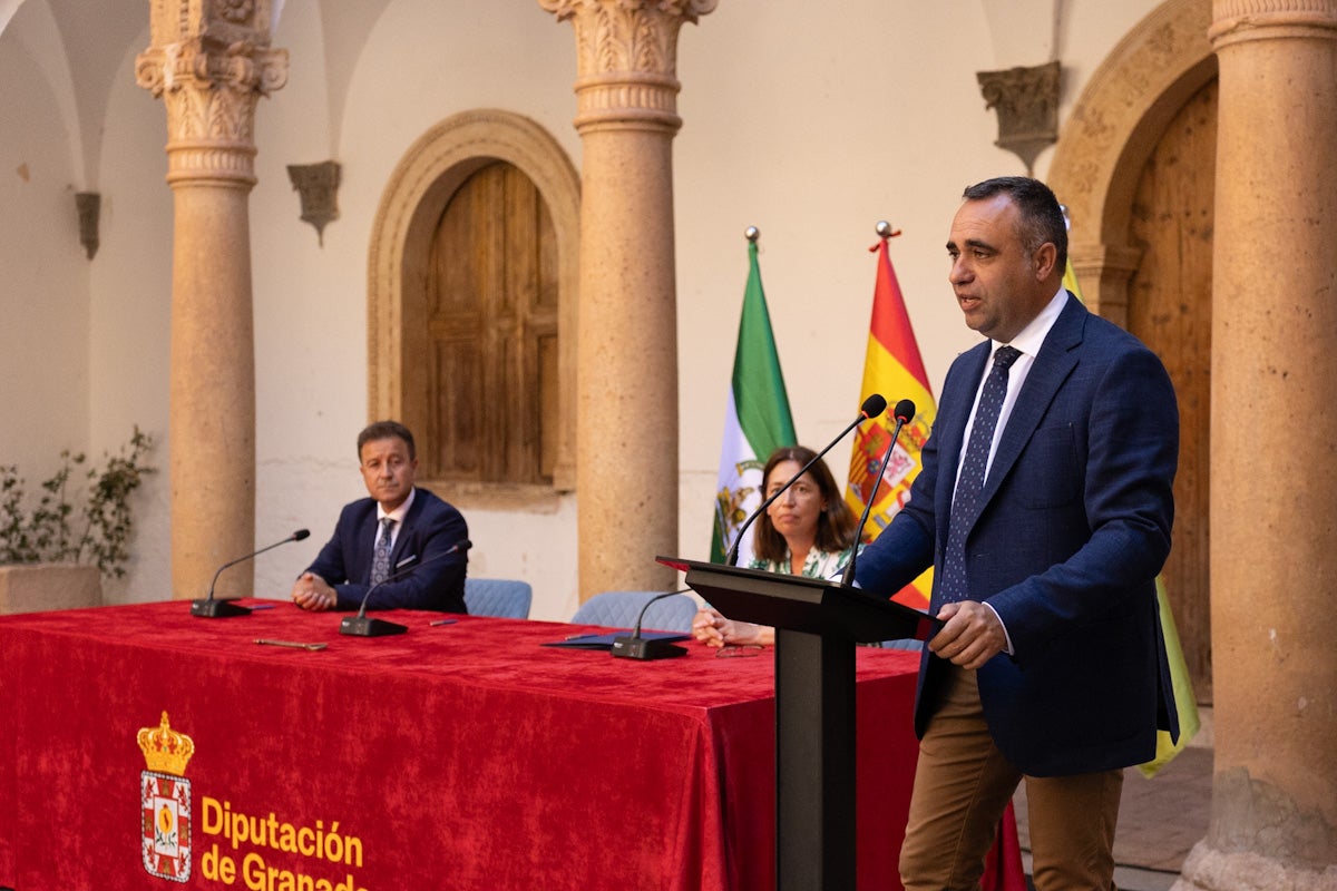Las imágenes del interior del Castillo de la Calahorra y el acto de adquisición