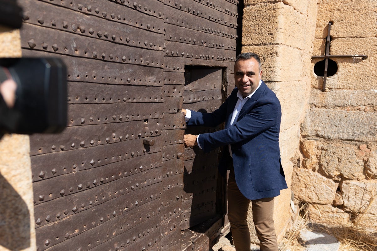Las imágenes del interior del Castillo de la Calahorra y el acto de adquisición