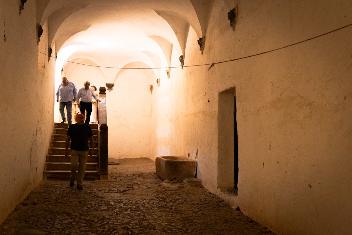 Las imágenes del interior del Castillo de la Calahorra y el acto de adquisición