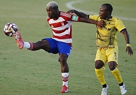 Gael Joel controla un balón durante el amistoso con el Catar.
