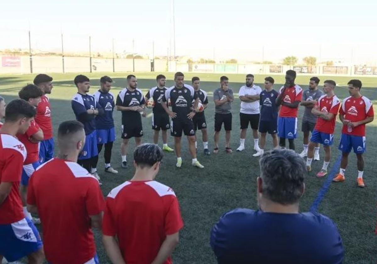 Jorge Molina se dirige a sus nuevos pupilos.