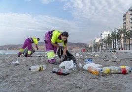 Operarios de limpieza, tras la noche de San Juan en Almería.