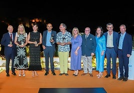 Los premiados con sus galardones, junto a la alcaldesa Marifrán Carazo y Gregorio García.