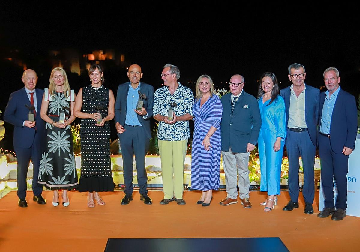 Los premiados con sus galardones, junto a la alcaldesa Marifrán Carazo y Gregorio García.