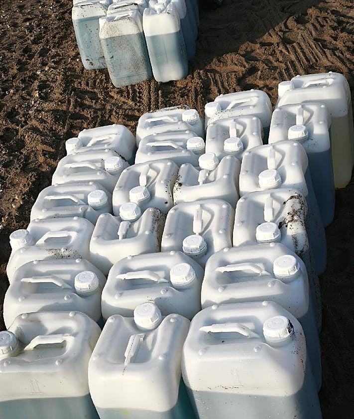 Imagen secundaria 2 - Narcolanchas y 48 garrafas de gasolina: el negocio del petaqueo se exhibe en Vera