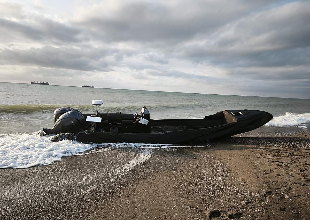 Imagen secundaria 1 - Narcolanchas y 48 garrafas de gasolina: el negocio del petaqueo se exhibe en Vera