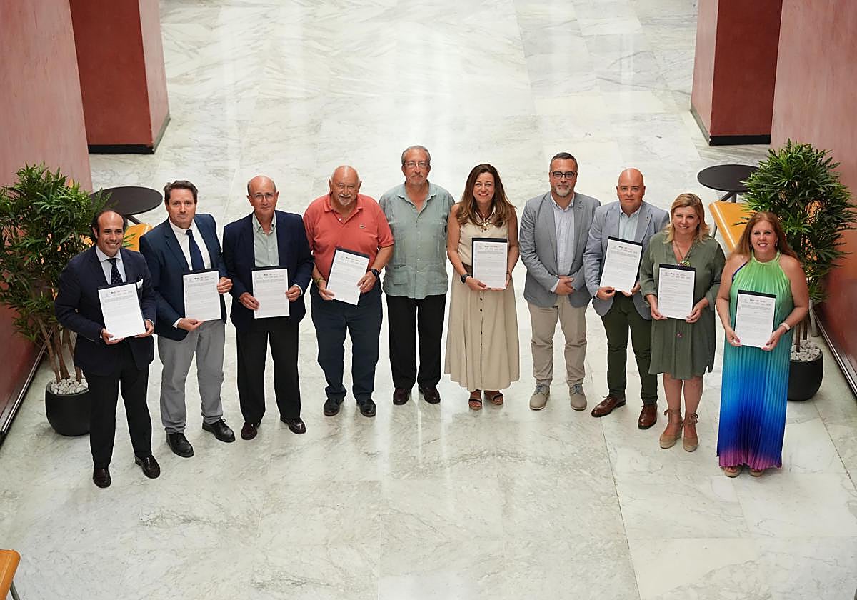 Castillo firma con patronales y sindicatos el acuerdo que amplía la plantilla de la red concertada en 158 docentes más