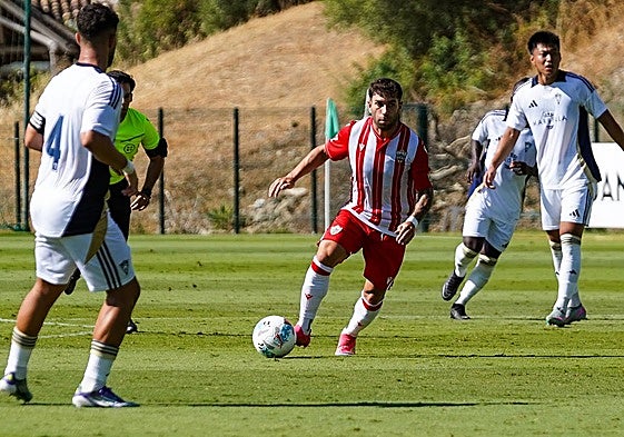 Embarba jugando en pretemporada contra el Marbella