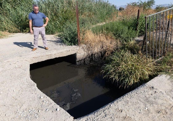 Acequia de Chauchina en la que caen los vertidos residuales de Santa Fe