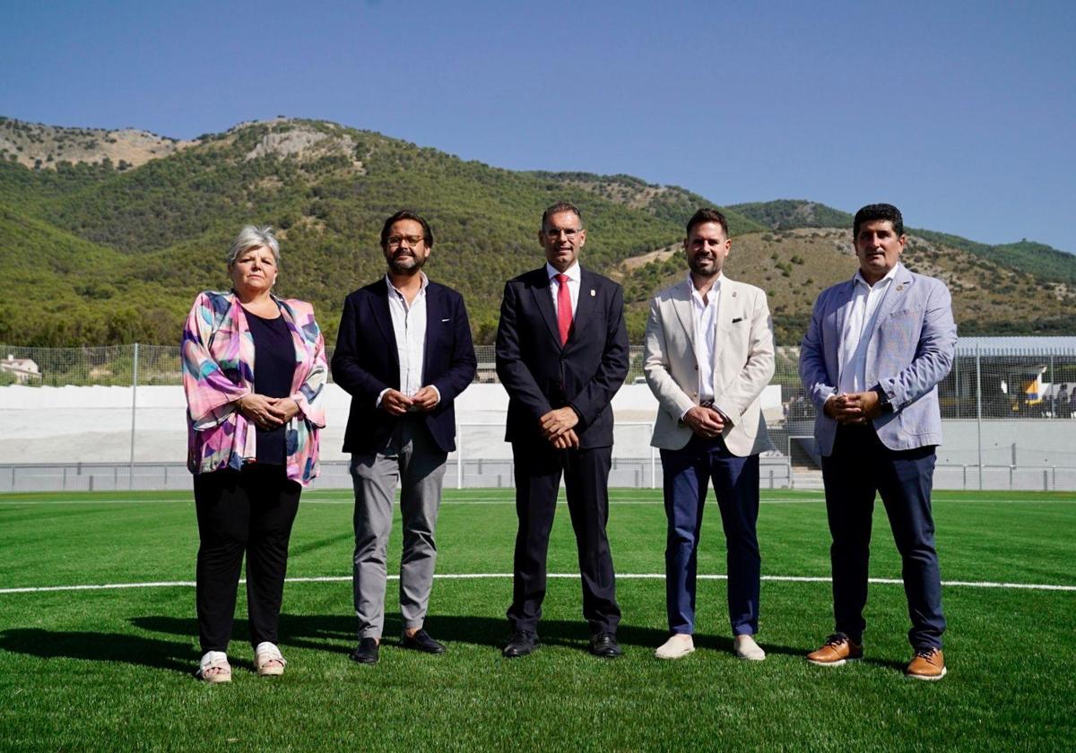 El delegado del Gobierno en Granada ha inaugurado la nueva infraestructura deportiva donde se ha instalado césped artificial.
