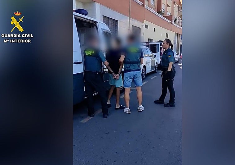 La Guardia Civil arresta a la banda del patinete: robaban a cadenas de oro a ancianas con el método del tirón