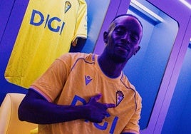 Diarra posa con la camiseta del Cádiz.