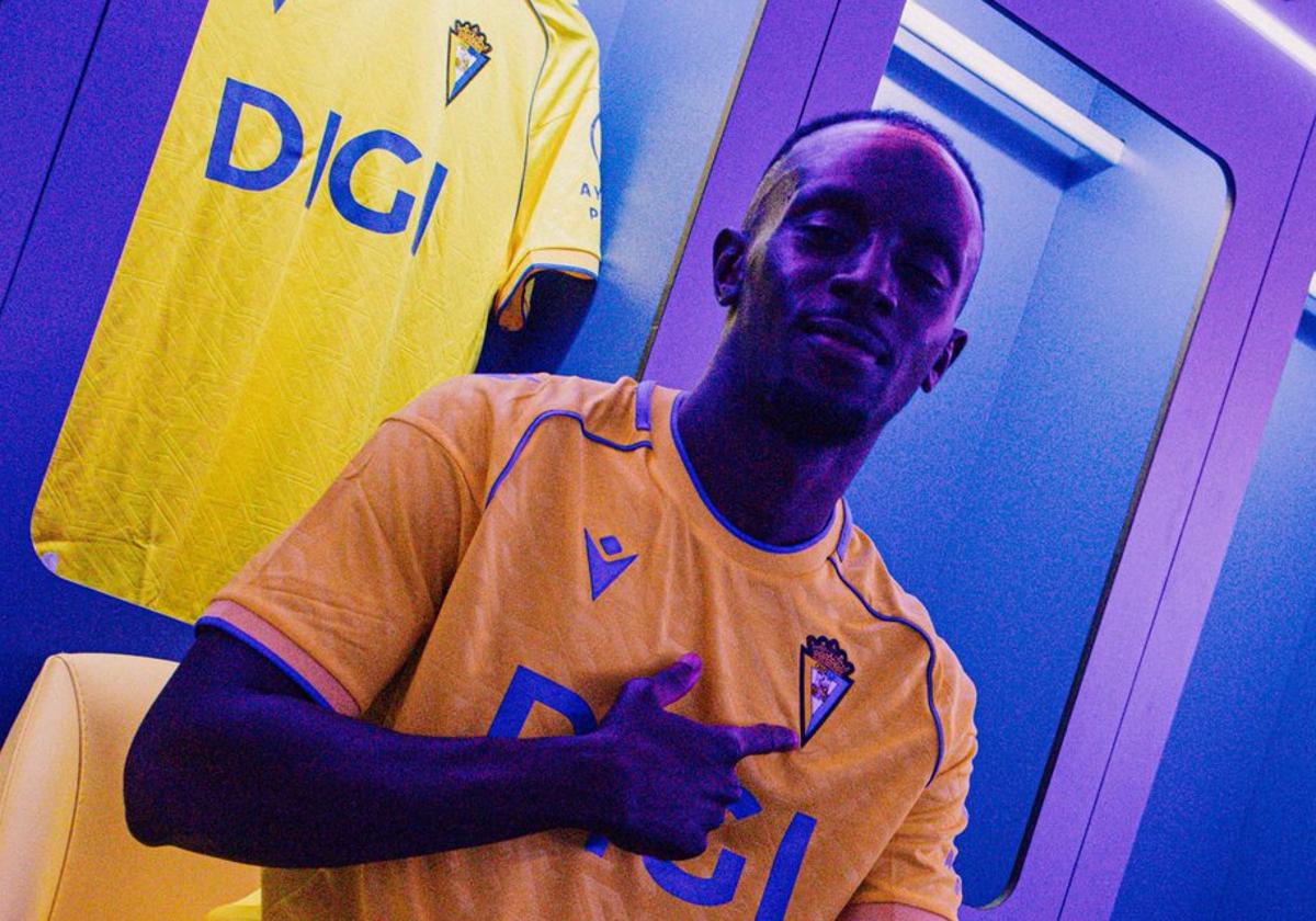 Diarra posa con la camiseta del Cádiz.