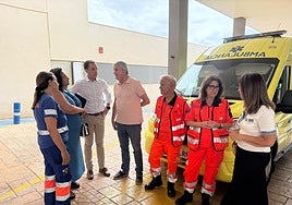 El delegado de Salud, con personal del 061 en Almería.